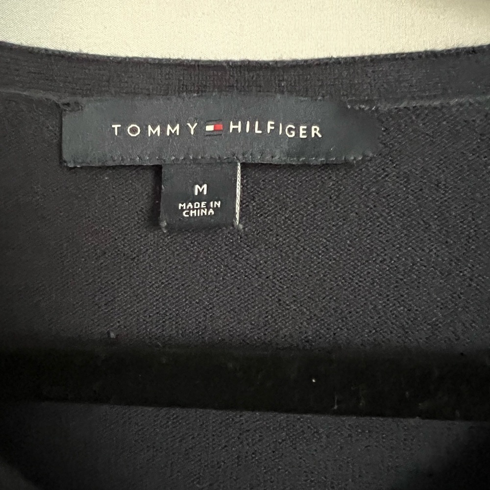 Tommy Hilfiger women’s size M argyle navy & white long sleeved v-neck - Picture 3 of 8
